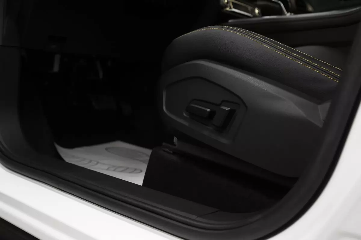 Автосалон: Bestune T77