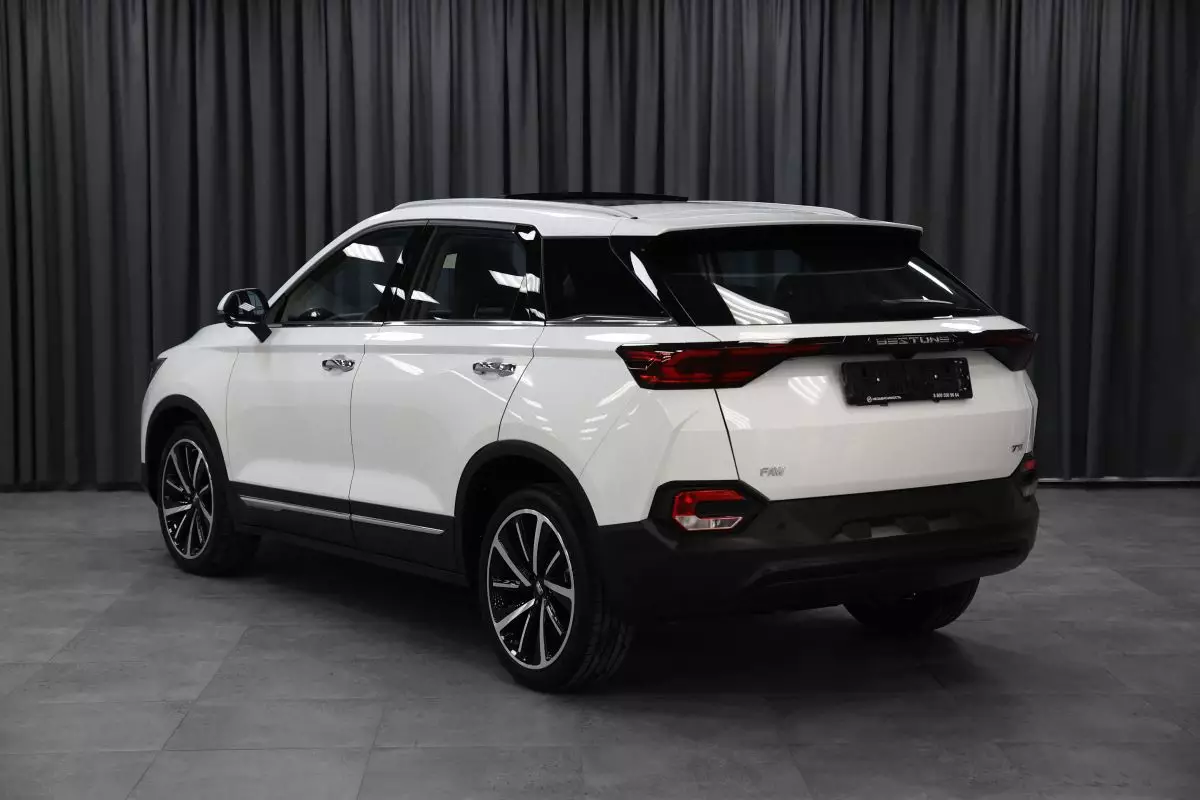 Автосалон: Bestune T77