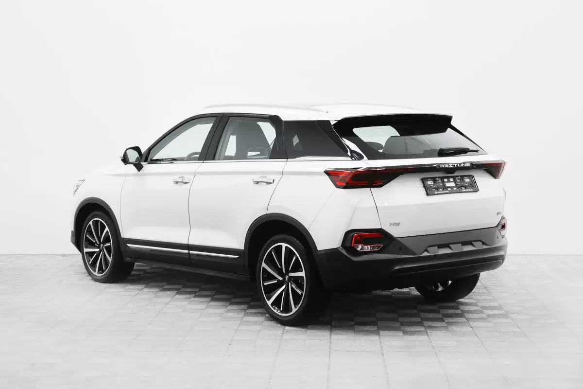 Автосалон: Bestune T77