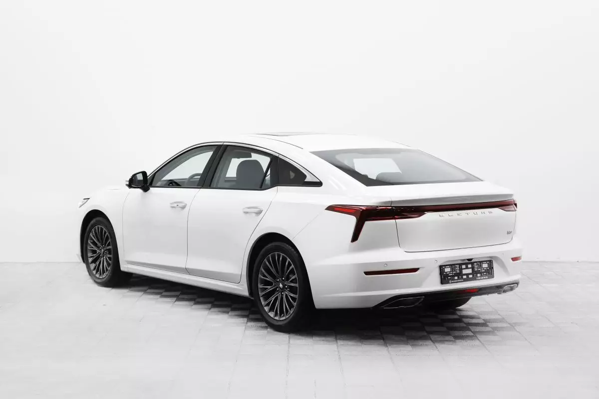 Автосалон: Bestune B70