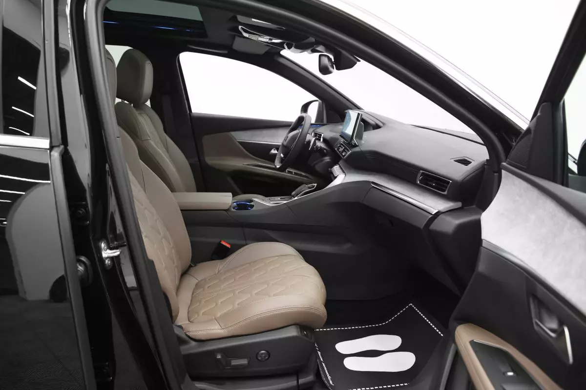 Автосалон: Peugeot 5008