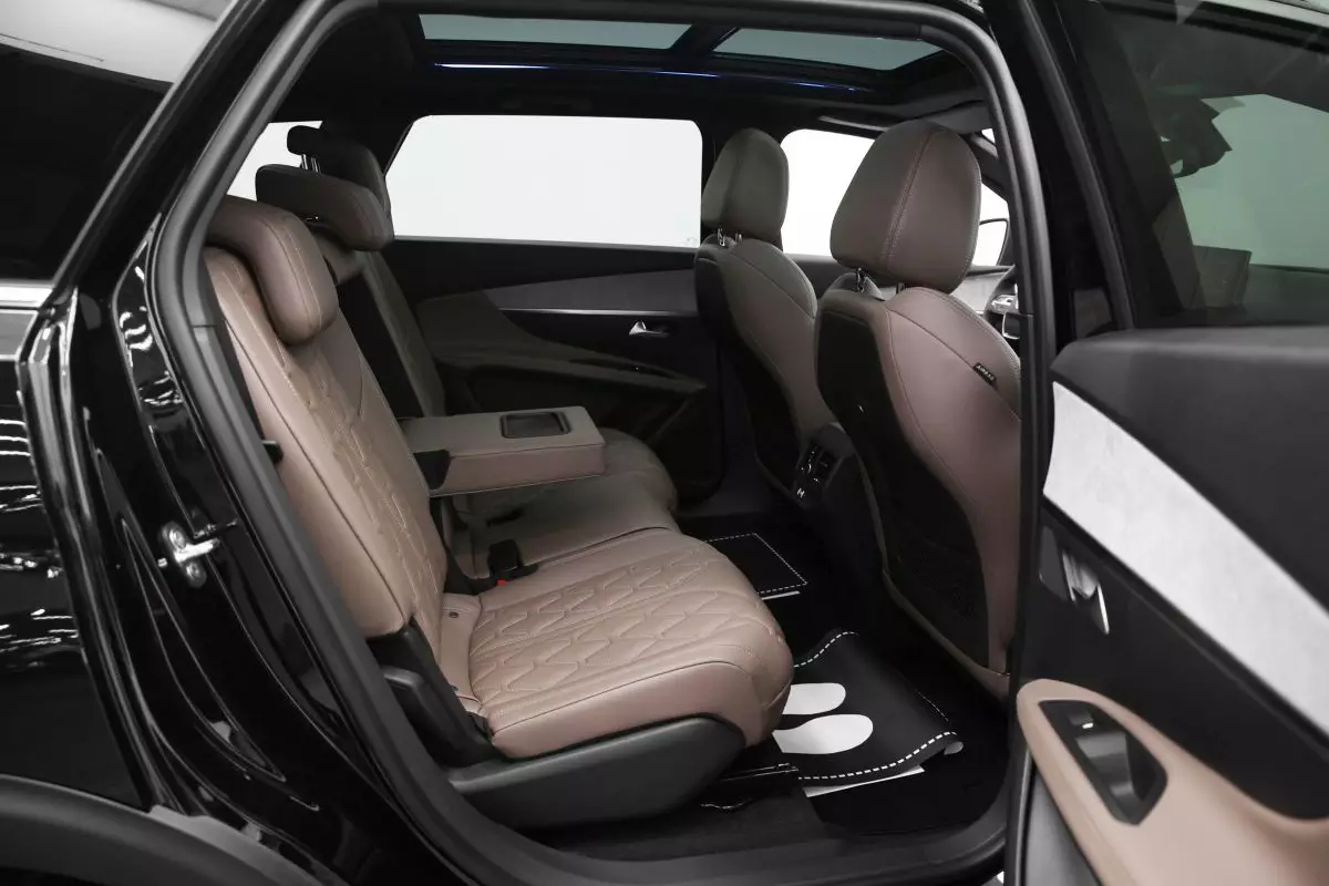 Автосалон: Peugeot 5008