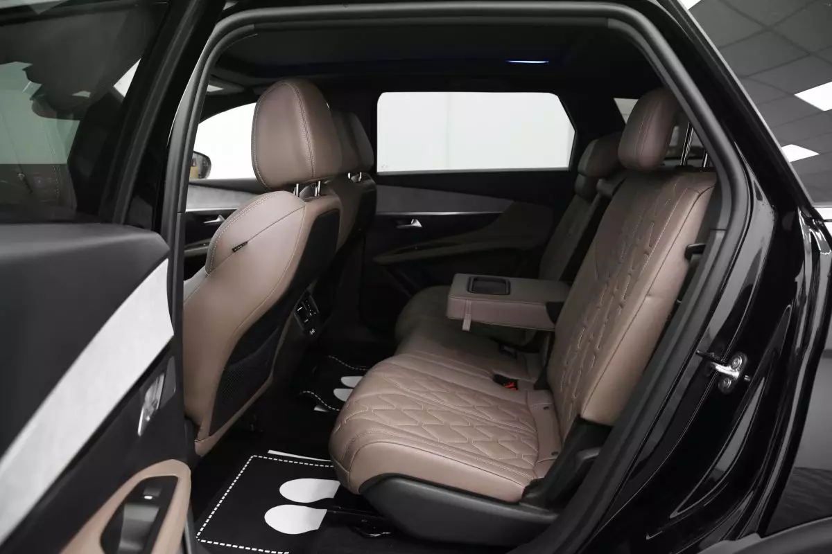 Автосалон: Peugeot 5008