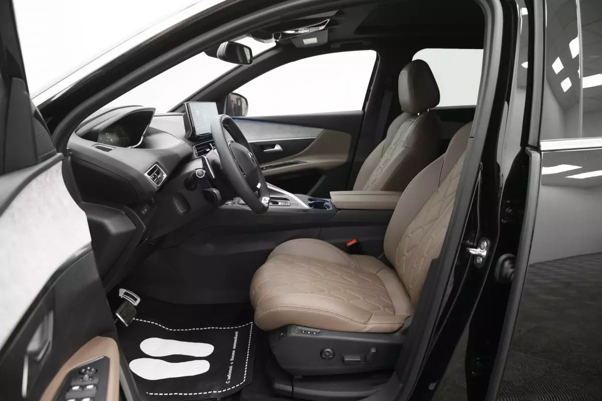 Автосалон: Peugeot 5008