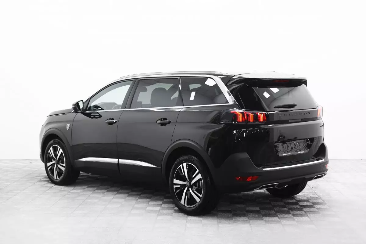 Автосалон: Peugeot 5008