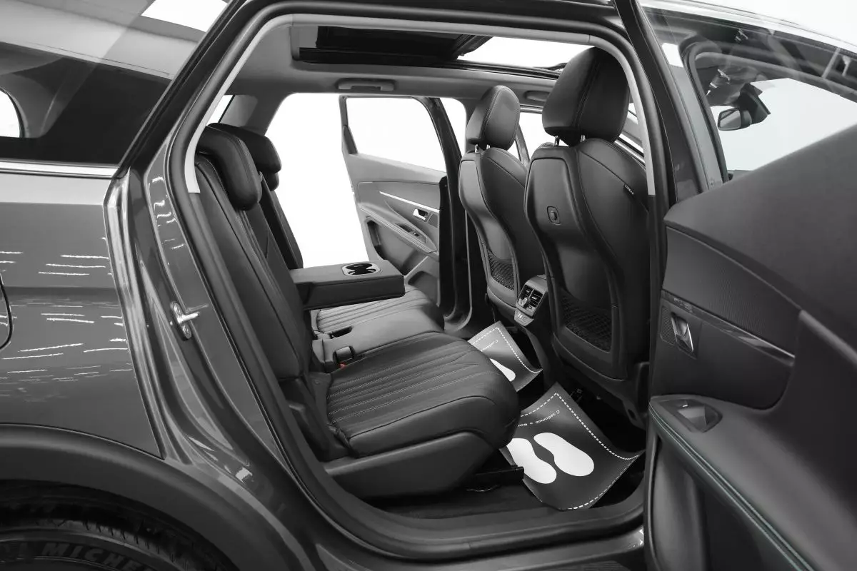 Автосалон: Peugeot 5008