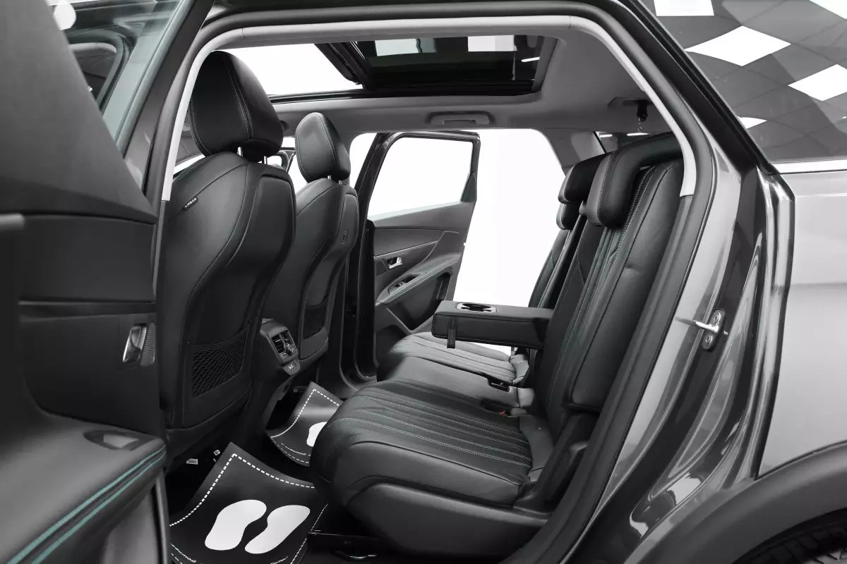 Автосалон: Peugeot 5008
