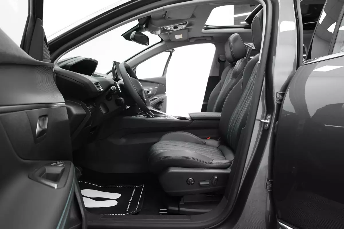 Автосалон: Peugeot 5008