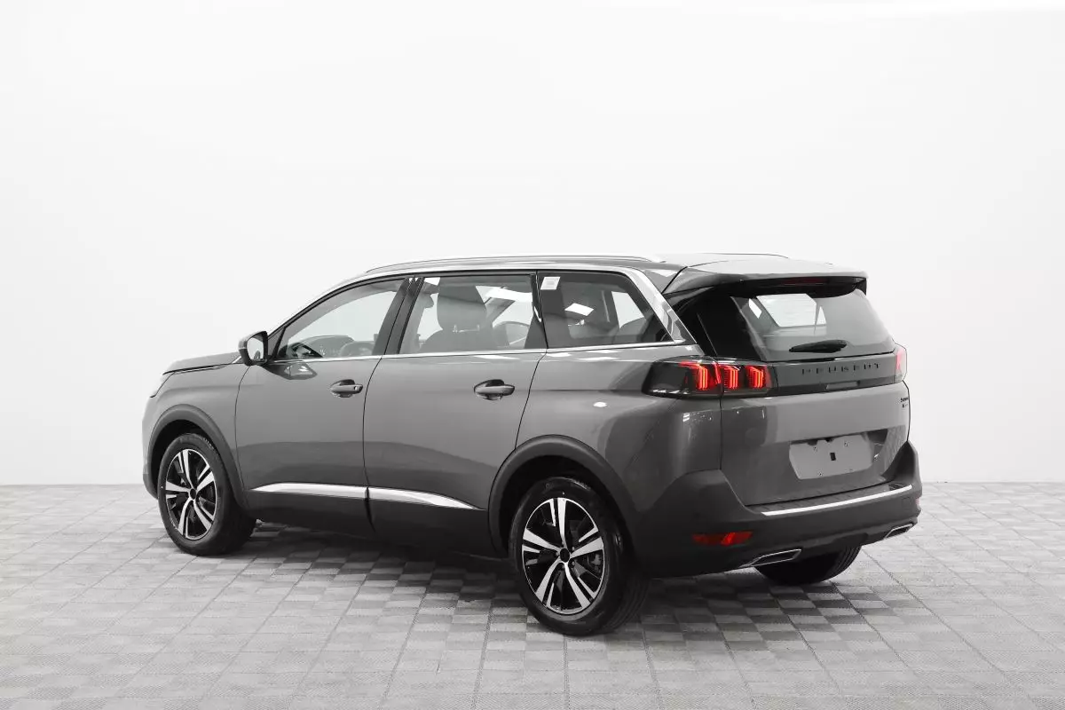 Автосалон: Peugeot 5008