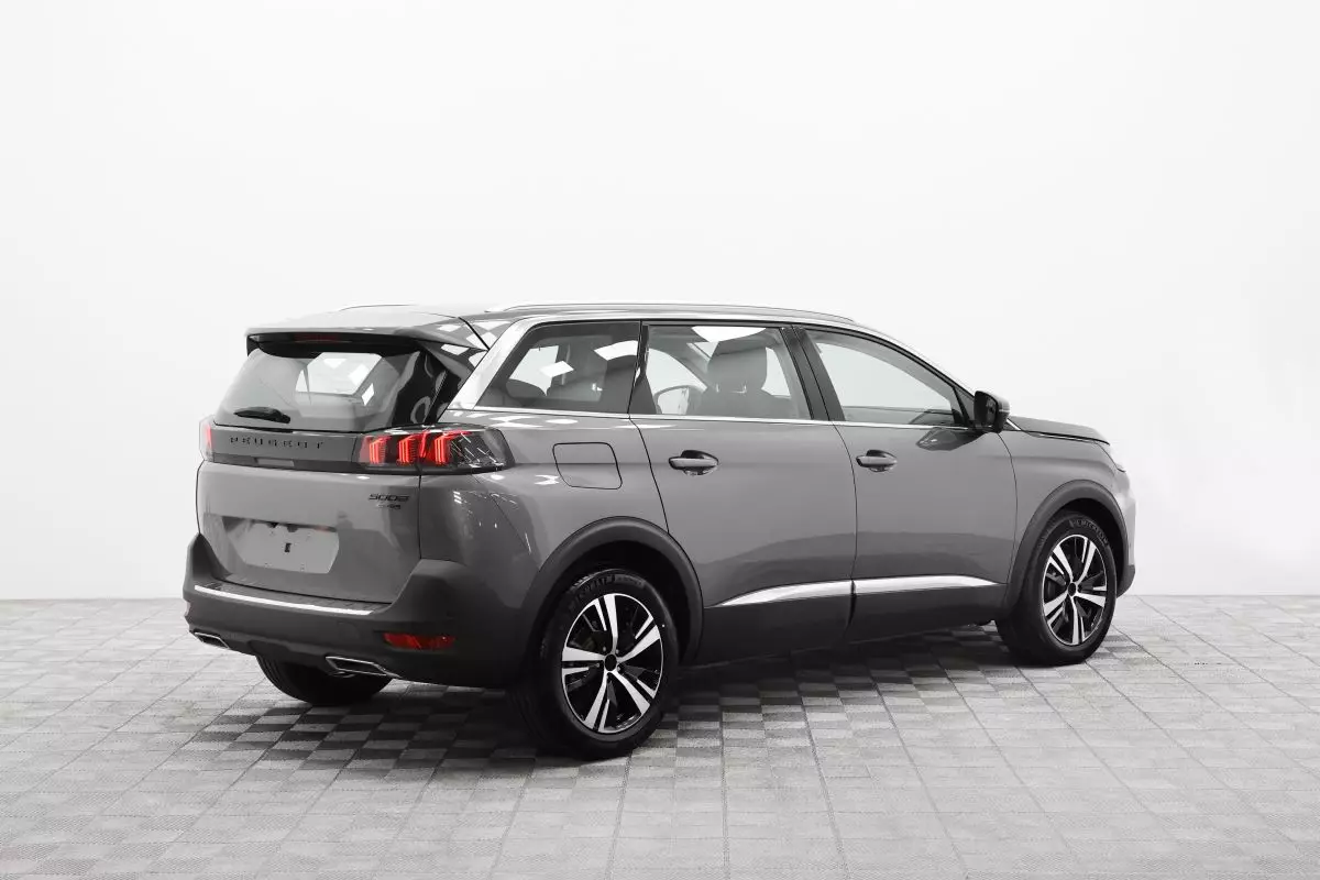 Автосалон: Peugeot 5008