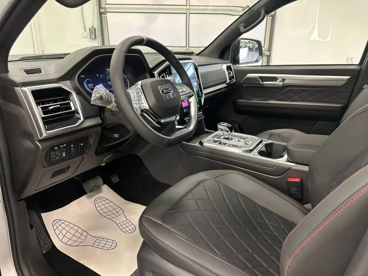 Автосалон: Jac T9