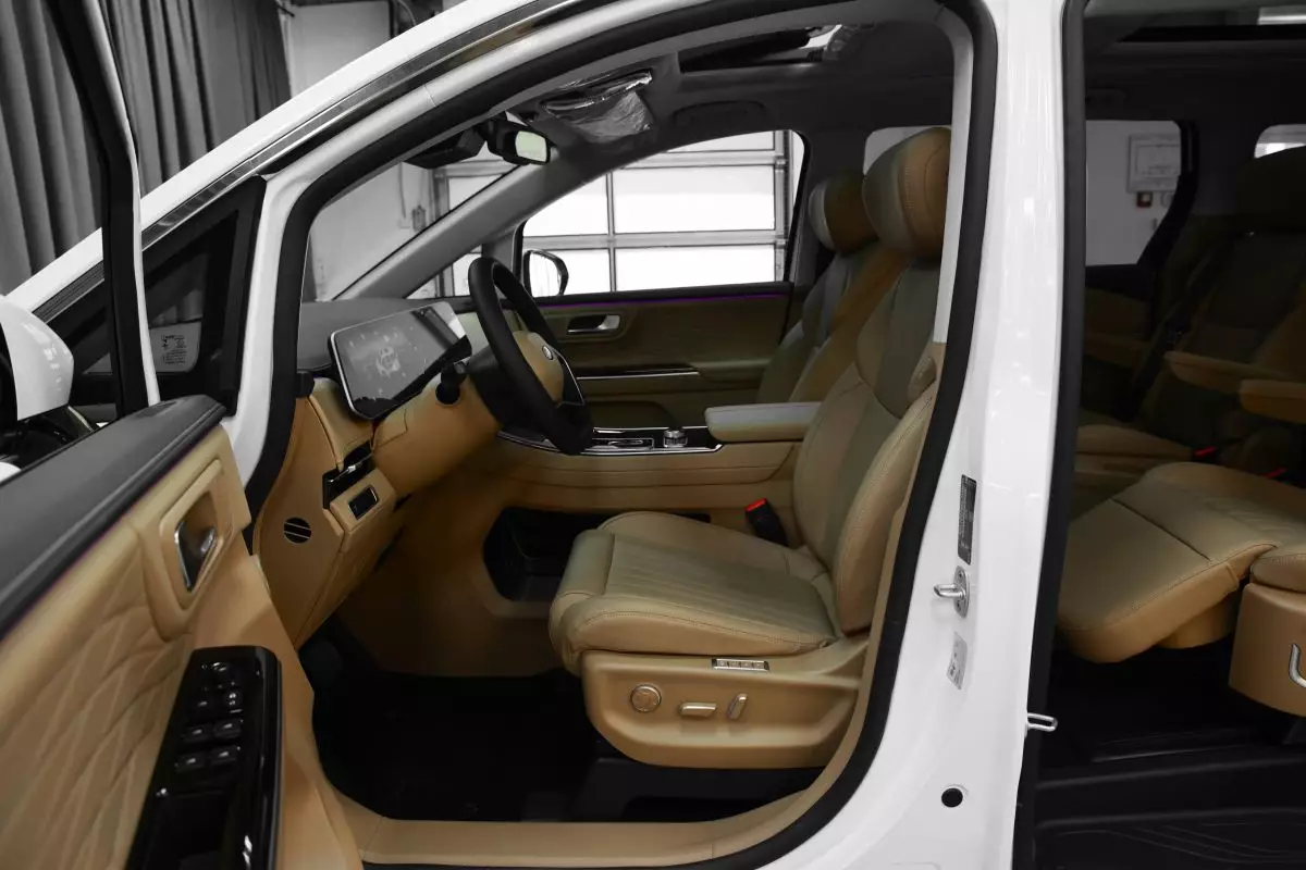 Автосалон: Jac RF8